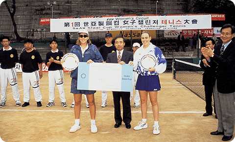 An image of the award ceremony at the SeAH Steel Cup for the World Women's Challenger Tennis Competition.