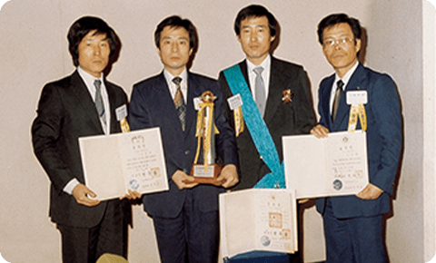 An image that Pusan Pipe being awarded the ‘$100 Million Export Tower’ for the first time in the steel pipe industry and the Gold Tower for Merit of Industrial Service (Lee Woon Hyung).