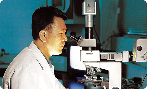 An image of a researcher at the Pusan Pipe’s technology research institute.