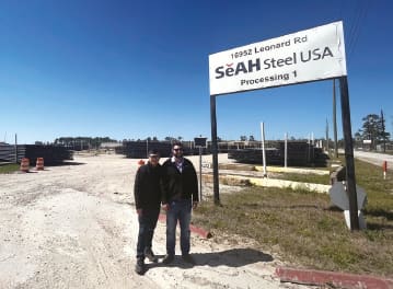 'SeAH Steel USA' 간판과 그 아래에 직원 2명의 모습이 보입니다.