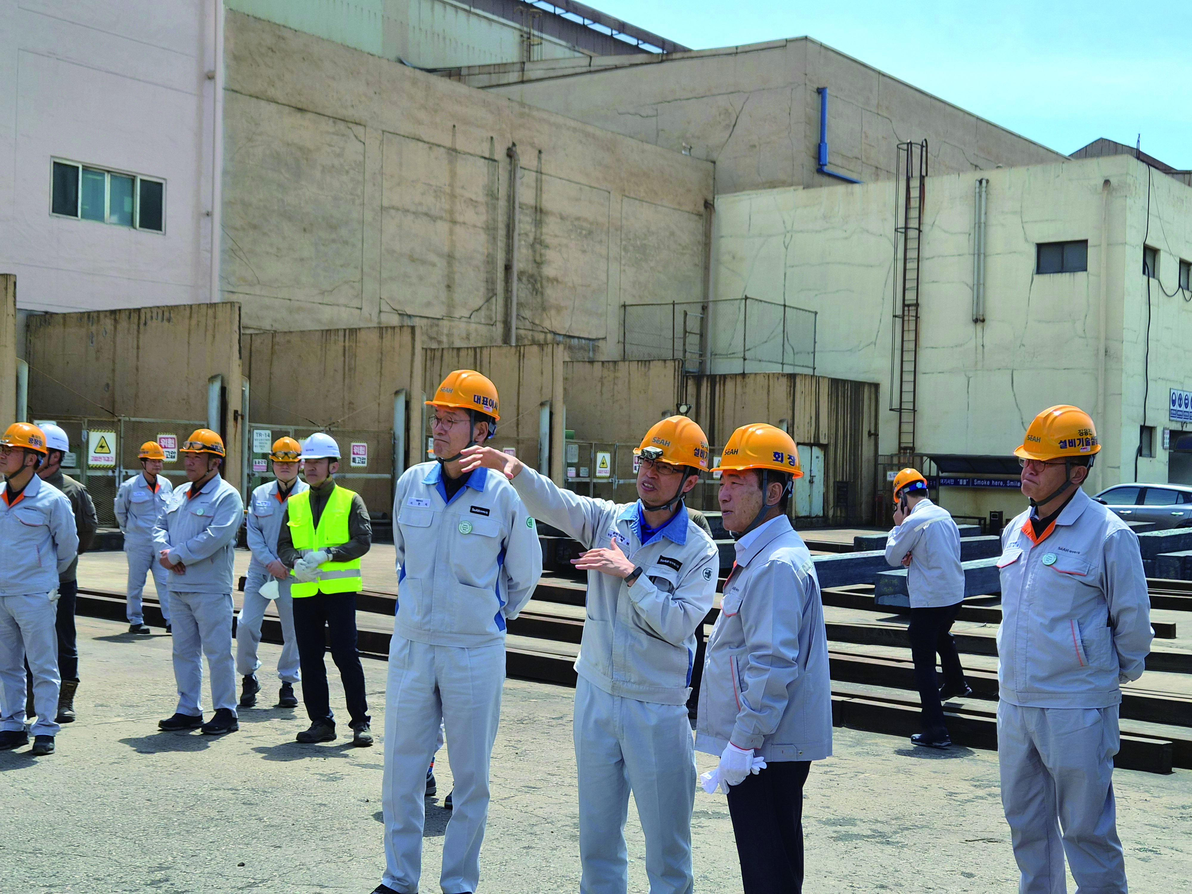 Chairman Soonhyung Lee Visits Gunsan Plant to Emphasize Survival and a New Leap Forward