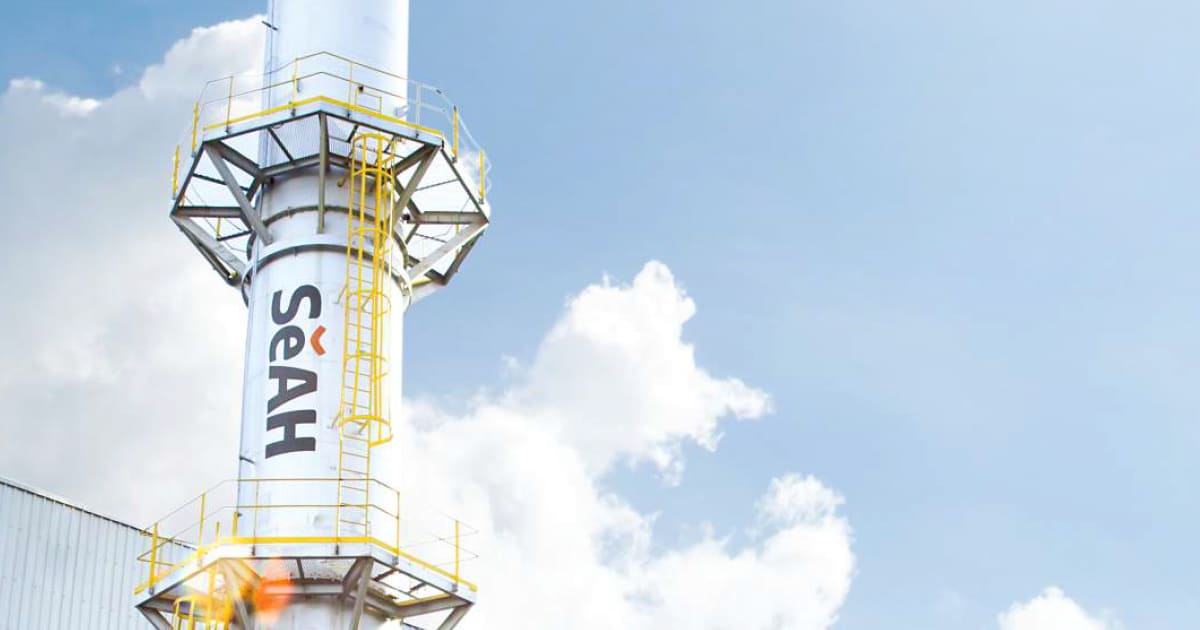 An image of a chimney with the SeAH logo with a backdrop of the sky.